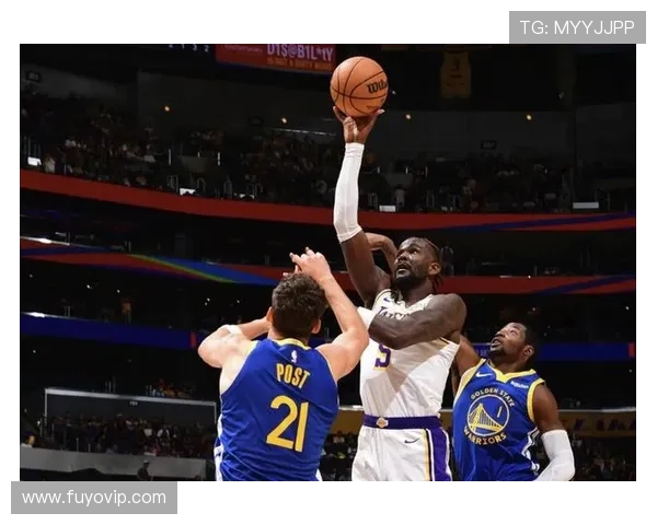 史密斯高抛妙传助艾顿空接重扣震撼全场上演热血激情巅峰时刻瞬间